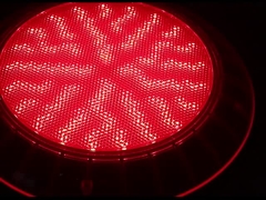 Światło basenowe podłączone do ściany